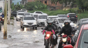 Chuvas intensas exigem atenção redobrada dos motoristas em Goiânia